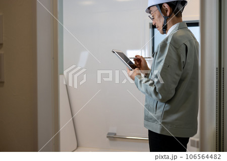 新築一戸建ての定期点検で浴室の点検をしている業者の男性 新築一戸建ての定期点検で浴室の点検をしている業者の男性 106564482