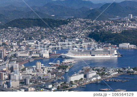 長崎県　佐世保港の弓張岳展望台からの眺め 106564529
