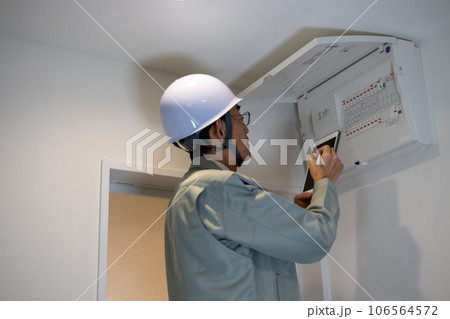 分電盤の点検をしている業者男性 106564572