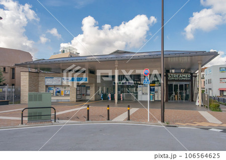 東京都世田谷区北沢の小田急電鉄小田原線の駅、東北沢駅 106564625