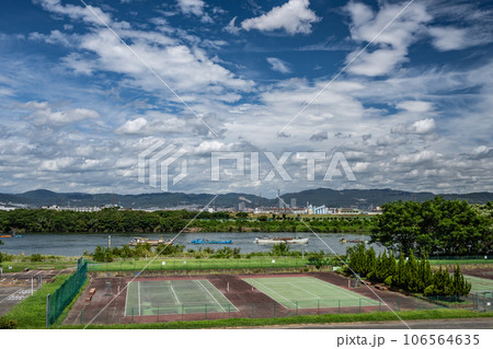 淀川河川敷テニスコートと川に浮かぶ砂利採取船 淀川河川敷テニスコートと川に浮かぶ砂利採取船 106564635