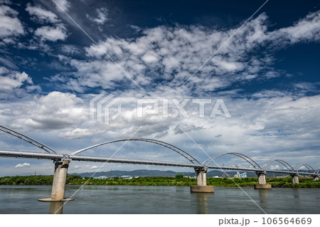 淀川に架かる水管橋と夏空風景 淀川に架かる水管橋と夏空風景 106564669