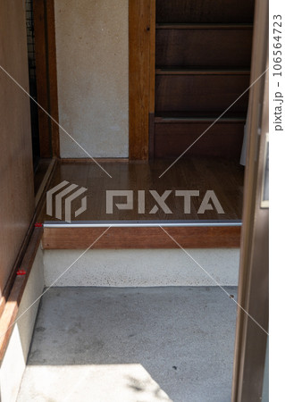 築年数の古い一軒家の玄関部分 106564723