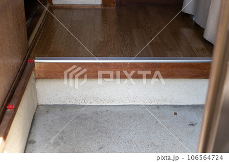 築年数の古い一軒家の玄関部分 106564724