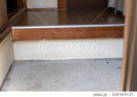 築年数の古い一軒家の玄関部分 106564725