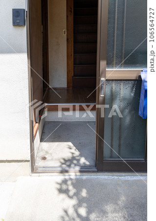 築年数の古い一軒家の玄関部分 106564727
