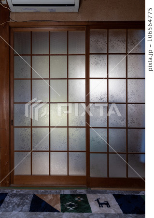 築年数の古い住宅の和室のレトロな格子ガラス戸 106564775