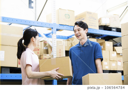 倉庫で話をする男女の従業員 106564784