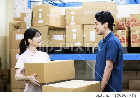 倉庫で話をする男女の従業員 倉庫で話をする男女の従業員 106564788