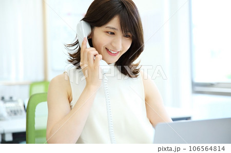オフィスで電話をする女性イメージ 106564814