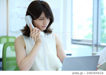 電話にて注意をする女性社員イメージ 電話にて注意をする女性社員イメージ 106564818