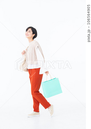 買い物する若い女性 買い物する若い女性 106564905