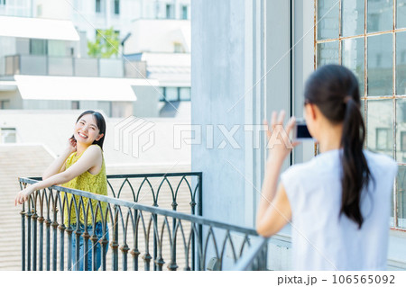 旅先で過ごす母娘 親子で女子旅 旅先で過ごす母娘 親子で女子旅 106565092