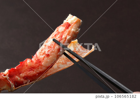 かに料理・タラバガニ・カニ料理・蟹焼き・カニ身を箸でつまむ 106565182