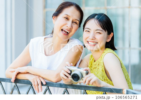 旅先で過ごす母娘　親子で女子旅 106565271