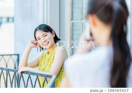 旅先で過ごす母娘 親子で女子旅 旅先で過ごす母娘 親子で女子旅 106565427