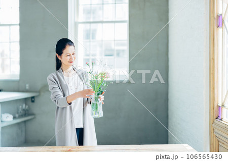 笑顔で花を生けるシニア女性 笑顔で花を生けるシニア女性 106565430