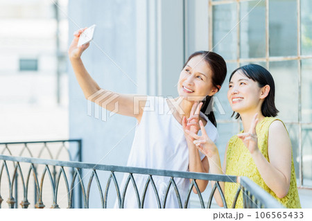旅先で過ごす母娘　親子で女子旅 106565433