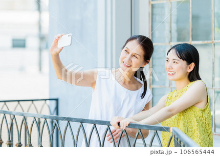 旅先で過ごす母娘　親子で女子旅 106565444