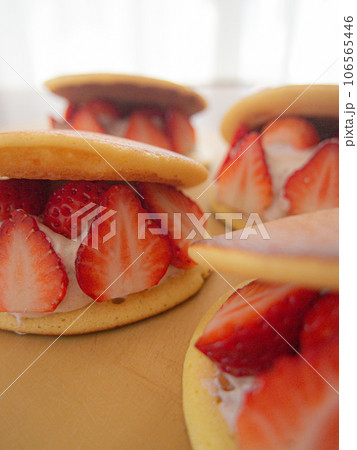 お菓子作り 苺の生どら焼き お菓子作り 苺の生どら焼き 106565446