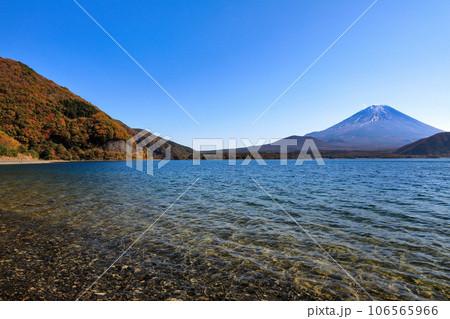 本栖湖の湖畔より望む夏富士　山梨県河口湖町本栖 106565966