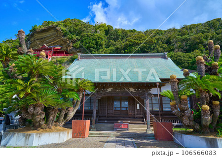 千葉県館山市の大福寺 本堂と崖観音 千葉県館山市の大福寺 本堂と崖観音 106566083