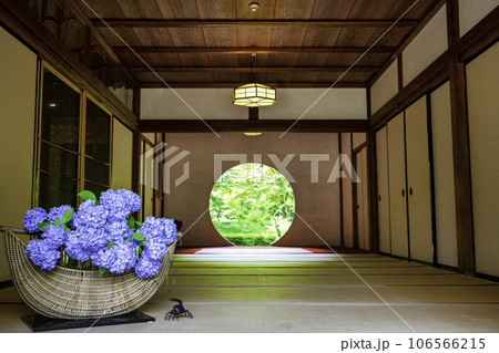 鎌倉市　明月院　悟りの窓 106566215