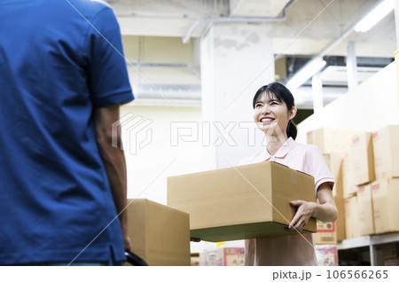 倉庫で働く若い女性 106566265