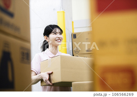 倉庫で働く若い女性 倉庫で働く若い女性 106566269