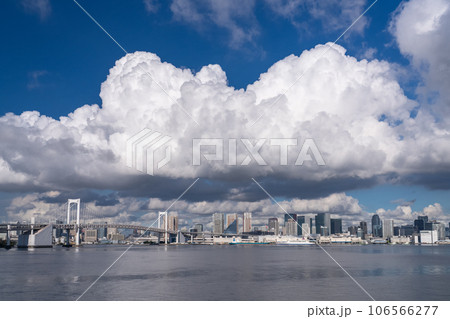 《東京都》レインボーブリッジ・夏空の東京ベイエリア 106566277