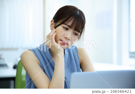 悩む　考える　女性会社員イメージ 106566421