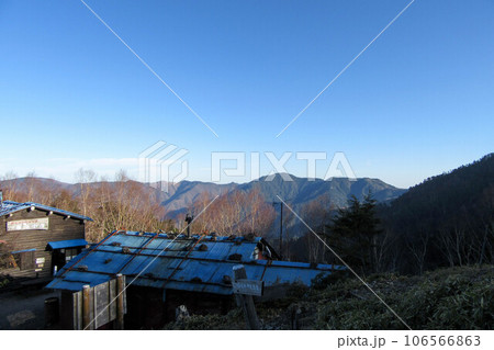 埼玉県秩父市と山梨県山梨市の境にある雁坂峠の近くにある雁坂小屋と奥秩父の山々 106566863