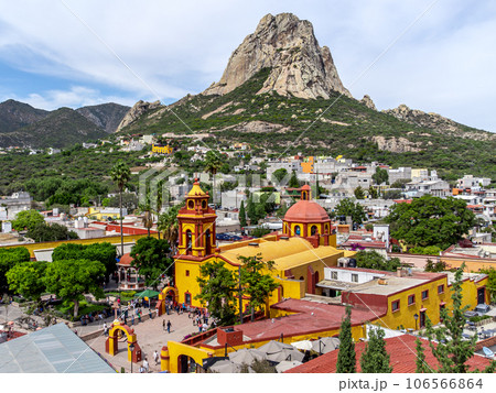 写真素材:メキシコの世界遺産ペニャ・デ・ベルナルと街 写真素材:メキシコの世界遺産ペニャ・デ・ベルナルと街 106566864