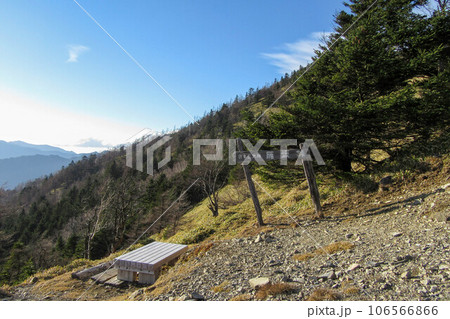 埼玉県秩父市と山梨県山梨市の境にある雁坂峠 106566866