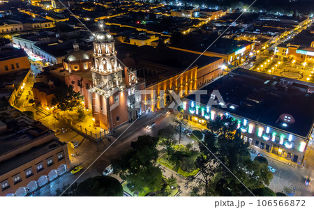写真素材：メキシコ・ケレタロ州中心地の教会と夜景 106566872