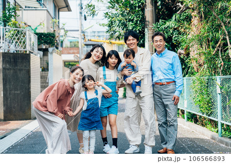 笑顔で外を散歩する3世代のファミリー 106566893