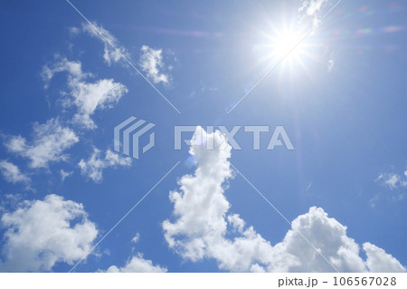 夏空の太陽と雲と青空 106567028