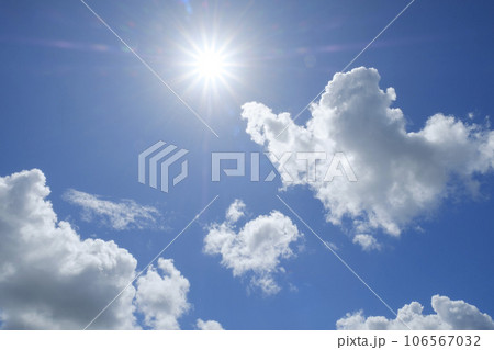 夏空の太陽と雲と青空 106567032