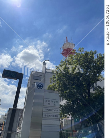 茨木市役所の案内表示と青空に映える鉄塔 茨木市役所の案内表示と青空に映える鉄塔 106567261