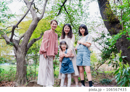 家族の女性メンバーたち 家族の女性メンバーたち 106567435