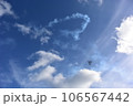 航空ショーの日の空（ハワイ　ホノルル市） 106567442