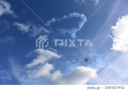 航空ショーの日の空（ハワイ　ホノルル市） 106567442