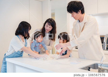 家で仲良くクッキングをする親子 106567576