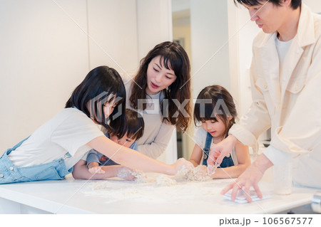 家で仲良くクッキングをする親子 106567577