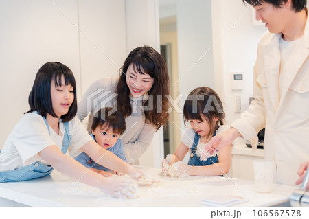 家で仲良くクッキングをする親子 家で仲良くクッキングをする親子 106567578