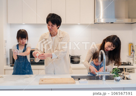 家で仲良くクッキングをする親子 106567591