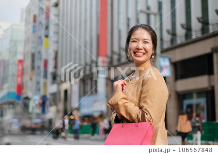 銀座で買い物をする笑顔の女性 銀座で買い物をする笑顔の女性 106567848