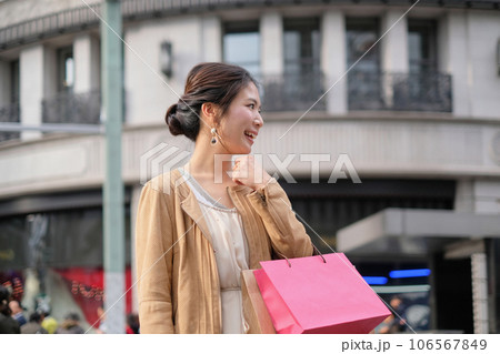 銀座で買い物をする笑顔の女性 銀座で買い物をする笑顔の女性 106567849