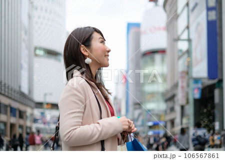 銀座で買い物をする女性 106567861