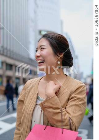銀座で買い物をする笑顔の女性 銀座で買い物をする笑顔の女性 106567864